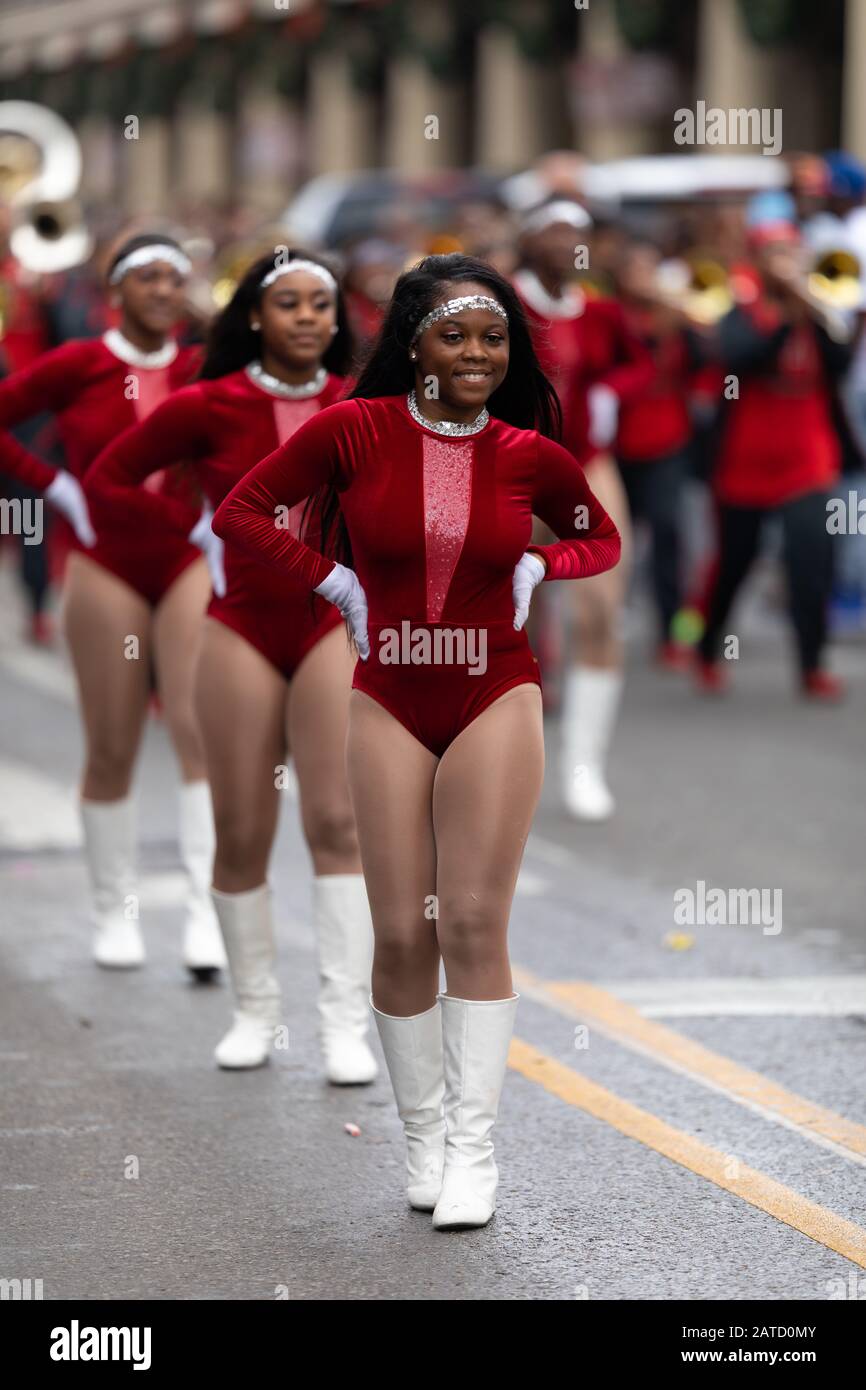 New Orleans, Louisiana, États-Unis - 30 novembre 2019 : défilé classique de Bayou, membres de l'East Nashville Magnet Soping Eagle Band se présentant au défilé Banque D'Images