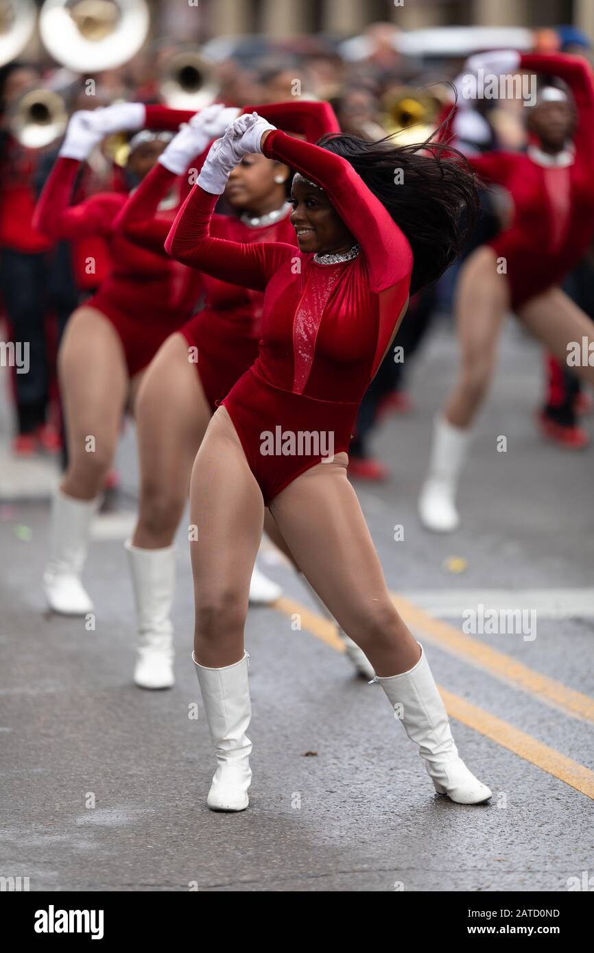 New Orleans, Louisiana, États-Unis - 30 novembre 2019 : défilé classique de Bayou, membres de l'East Nashville Magnet Soping Eagle Band se présentant au défilé Banque D'Images