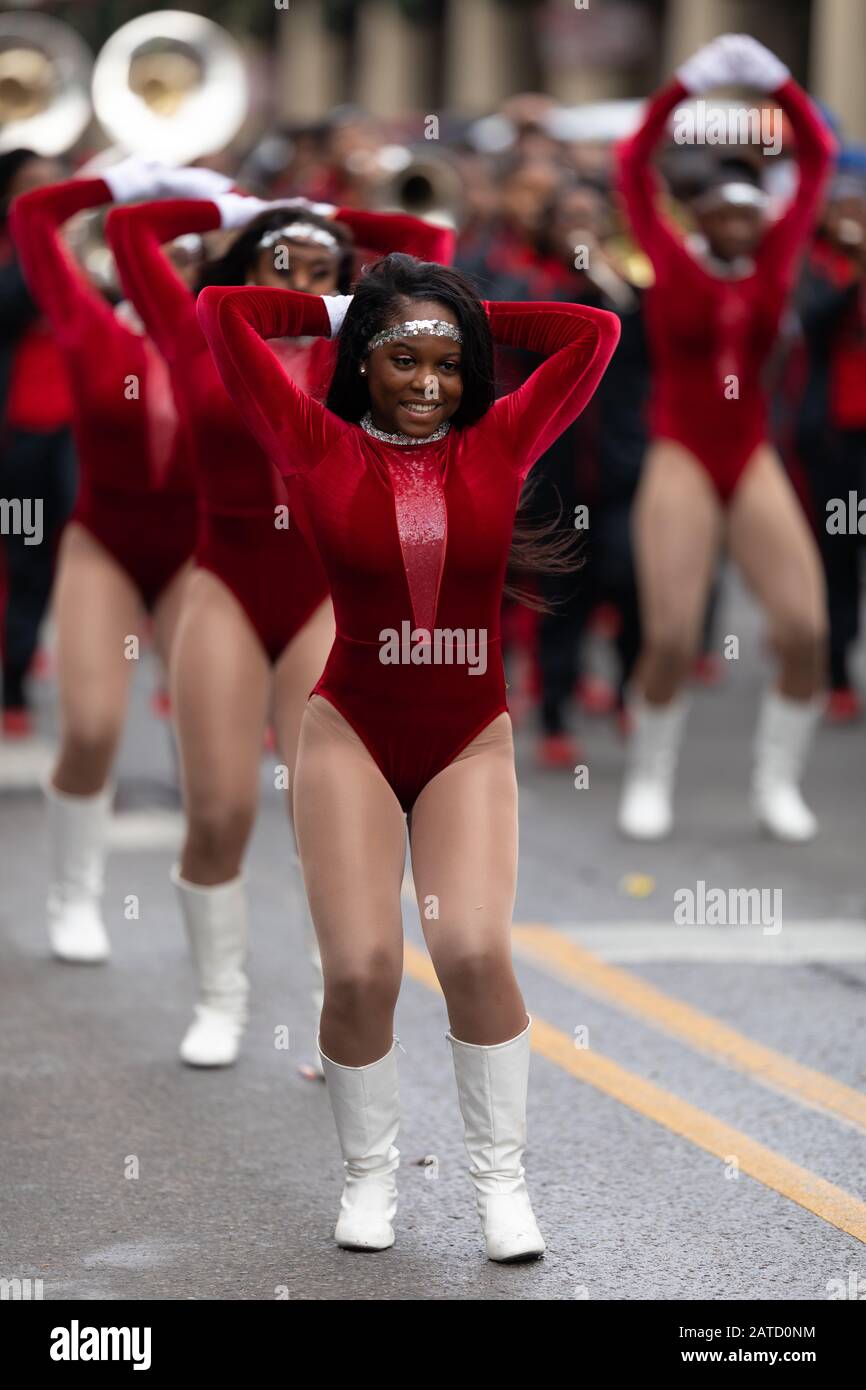 New Orleans, Louisiana, États-Unis - 30 novembre 2019 : défilé classique de Bayou, membres de l'East Nashville Magnet Soping Eagle Band se présentant au défilé Banque D'Images