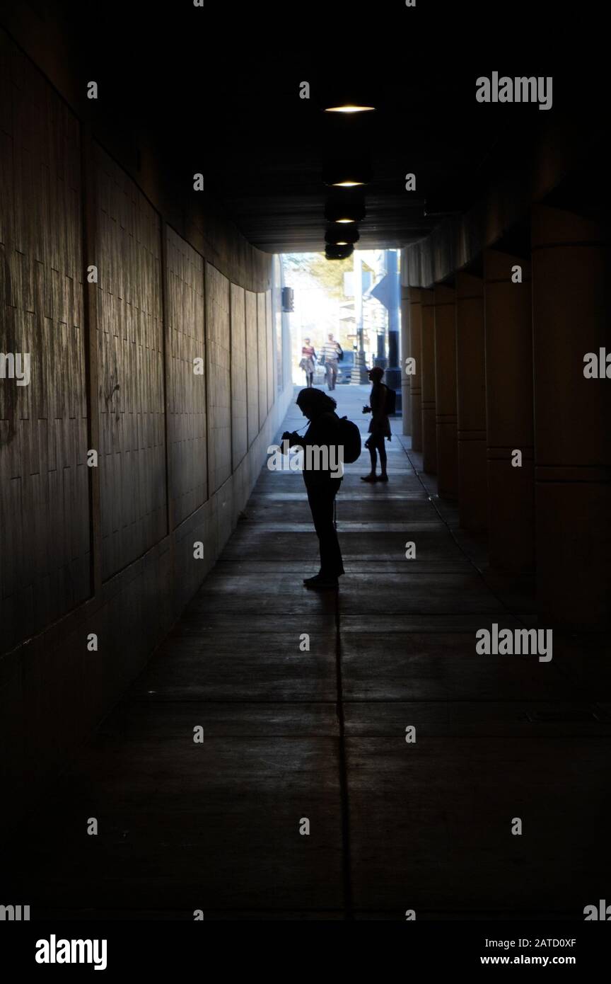 Promenez-vous dans le centre-ville de Tucson Urban Life Photography. Superbes plans urbains, gens, voitures, bâtiments, inspos. Banque D'Images