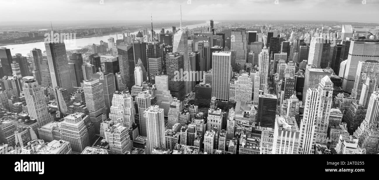 Manhattan, New York. Vue imprenable sur les toits de la ville au coucher du soleil d'été. Banque D'Images