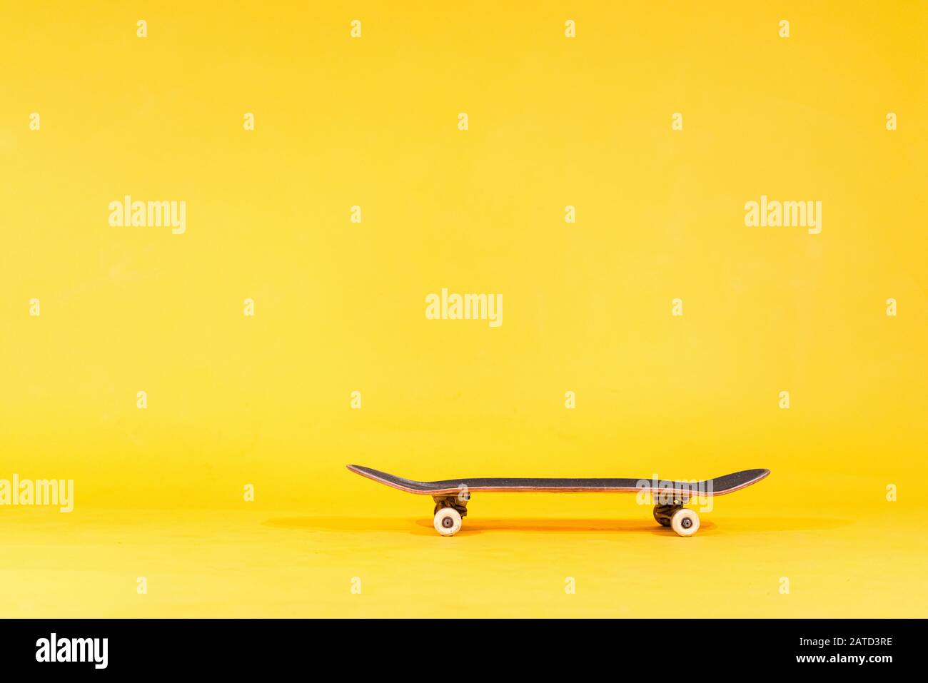 Skateboard professionnel isolé sur fond jaune. Studio tourné de skate  board, hobby pour les jeunes. Sport olympique. Espace de copie pour le texte  Photo Stock - Alamy