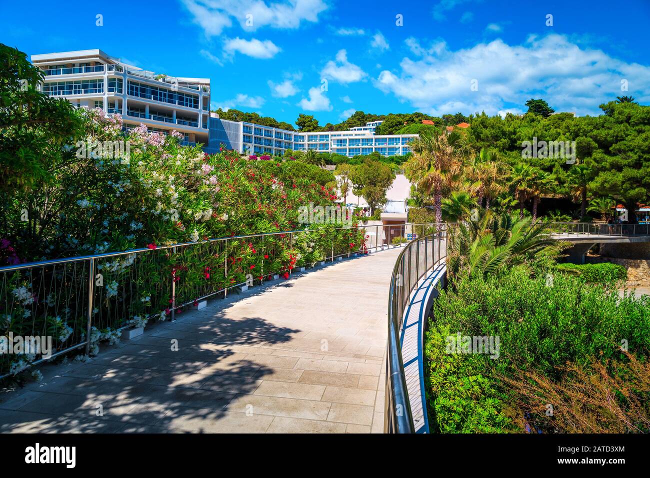 Magnifique complexe de plage avec passerelle fleurie et bâtiments modernes. Beach hôtels et fleurs d'oléander à Hvar, l'île de Hvar, la Dalmatie, la Croatie, l'Europe Banque D'Images