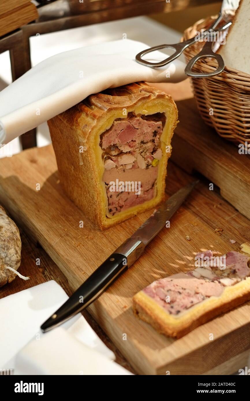 Pâté en Croûte pour le petit-déjeuner de la cuisine étoilé au Michelin au Château de Bagnols en France Banque D'Images