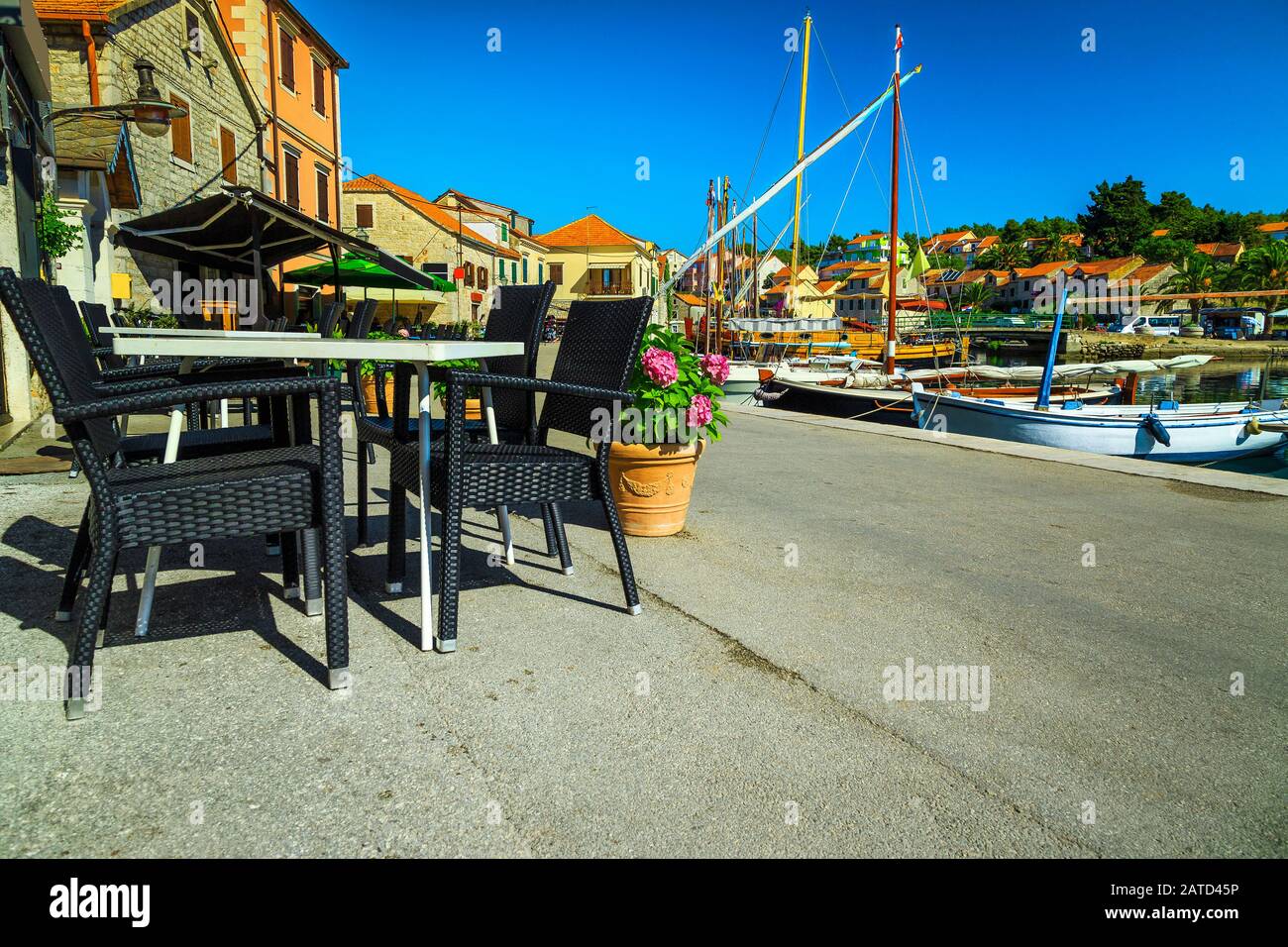 Café et restaurant de rue harmonieux dans la vieille ville méditerranéenne de Vrboska. Ambiance lieu dans le port de Vrboska village, île de Hvar, Dalmatie Banque D'Images