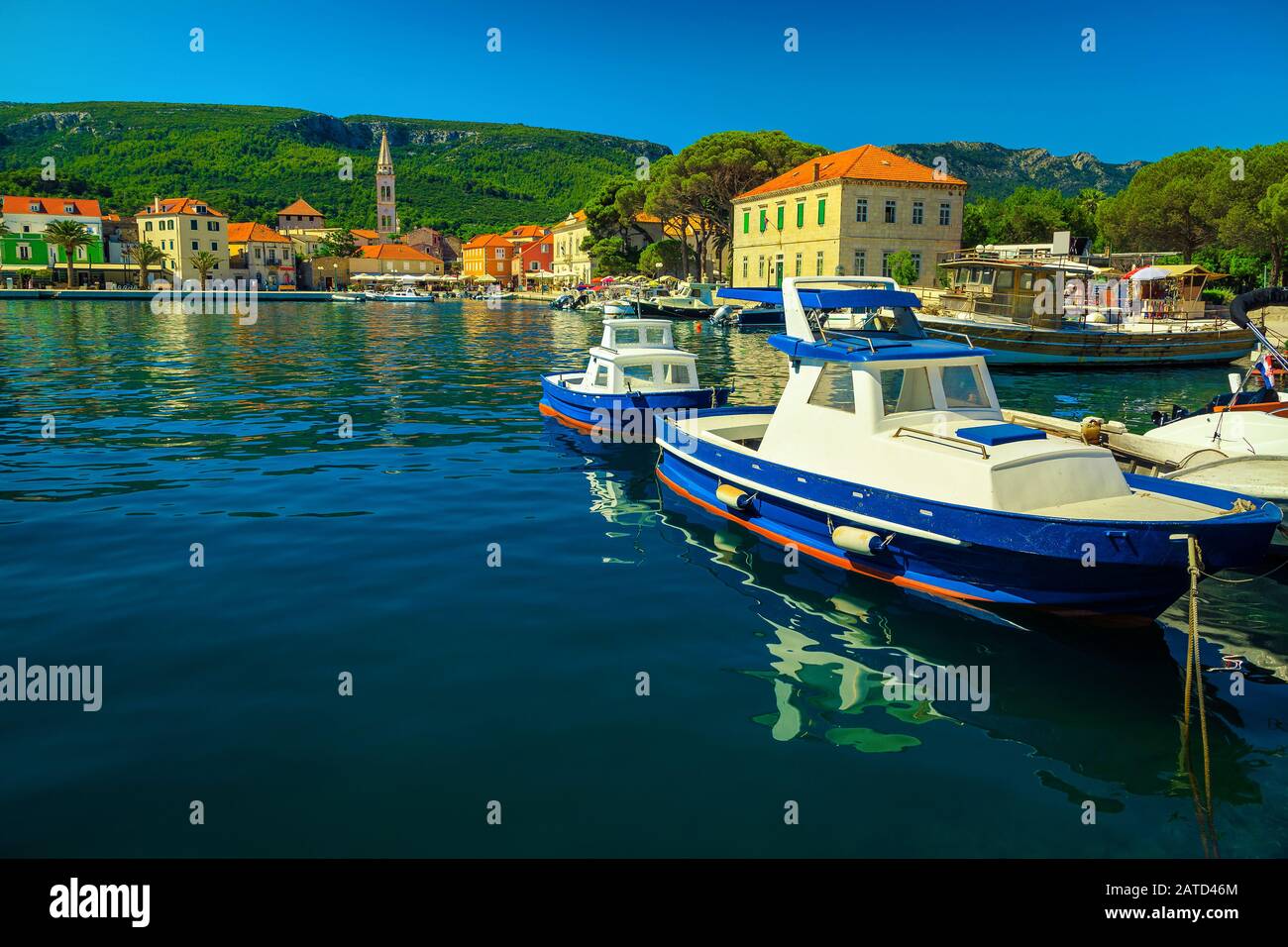 Célèbre complexe méditerranéen médiéval avec un port fantastique et un paysage urbain spectaculaire. Bateaux de pêche ancrés dans le port de Jelsa, île de Hvar, Dalmat Banque D'Images