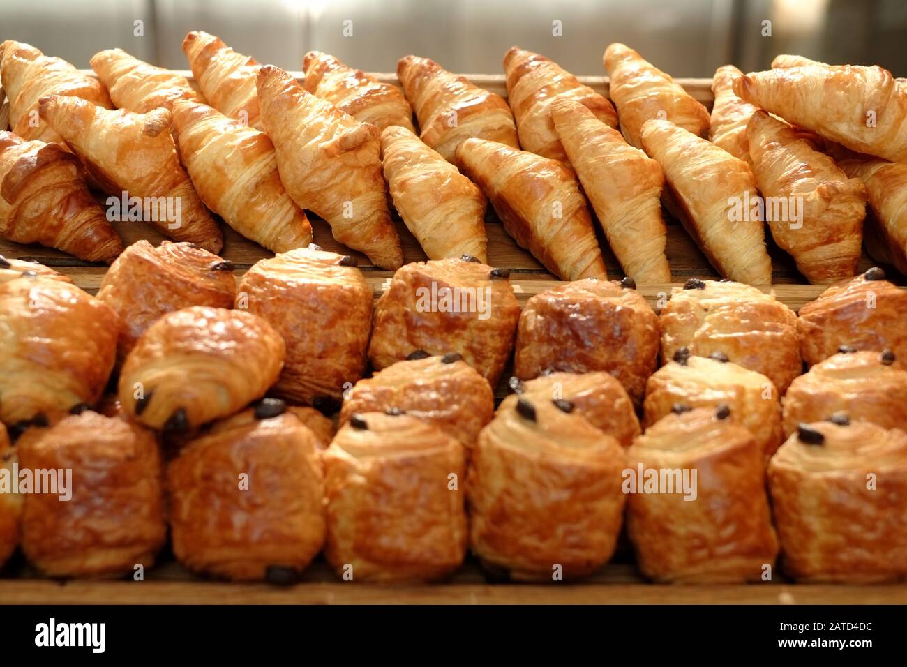 Des pâtisseries françaises à la main sont disponibles pour le petit-déjeuner sur la table de petit-déjeuner de l'hôtel, du chocolat doré au beurre et des croissants en rangées Banque D'Images