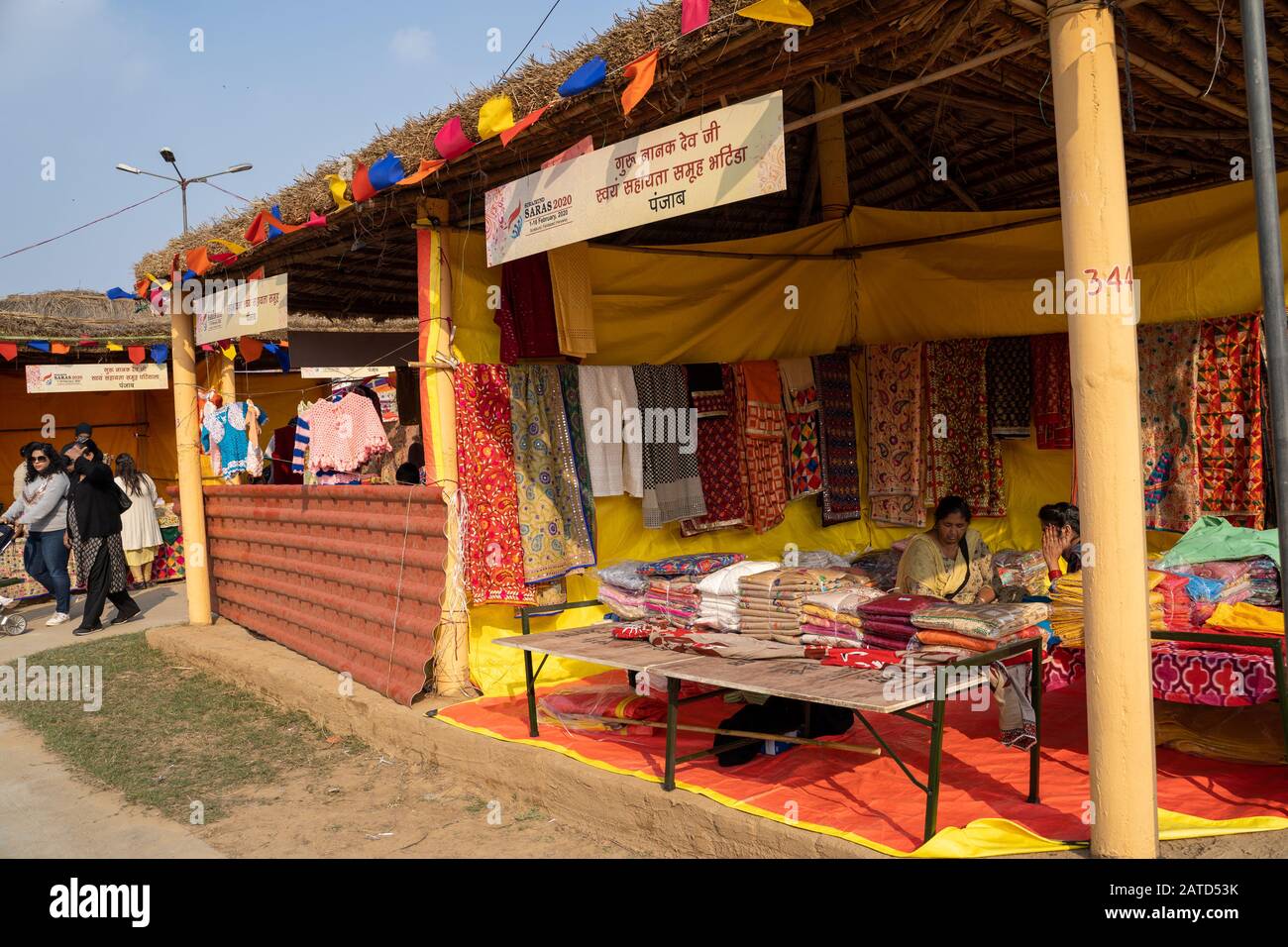 Faridabad, Inde - février 1, 2020: Le fournisseur de foulards au Surajkund Crafts Mela attend les clients le jour d'ouverture Banque D'Images
