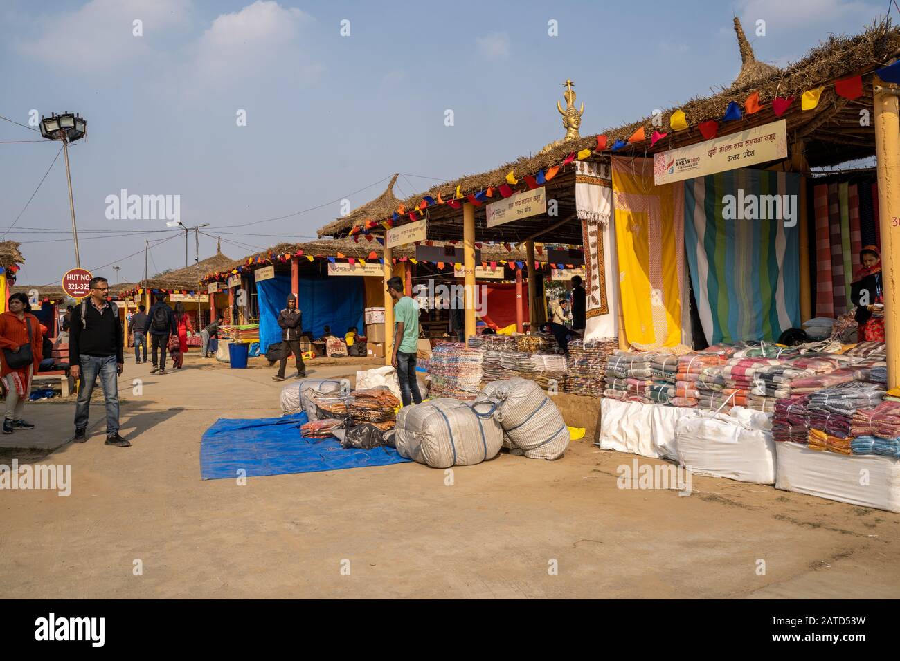 Faridabad, Inde - février 1, 2020: Des stands vides à la Surajkund Crafts Mela comme vendeurs et artisans se préparent pour la foule des acheteurs Banque D'Images