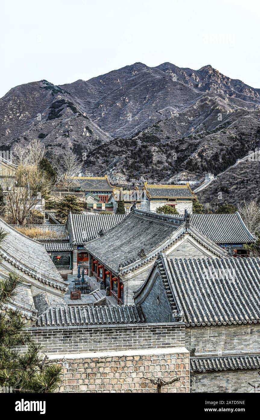 Bâtiments d'un fragment du Grand mur chinois dans les montagnes près de Pékin. Banque D'Images