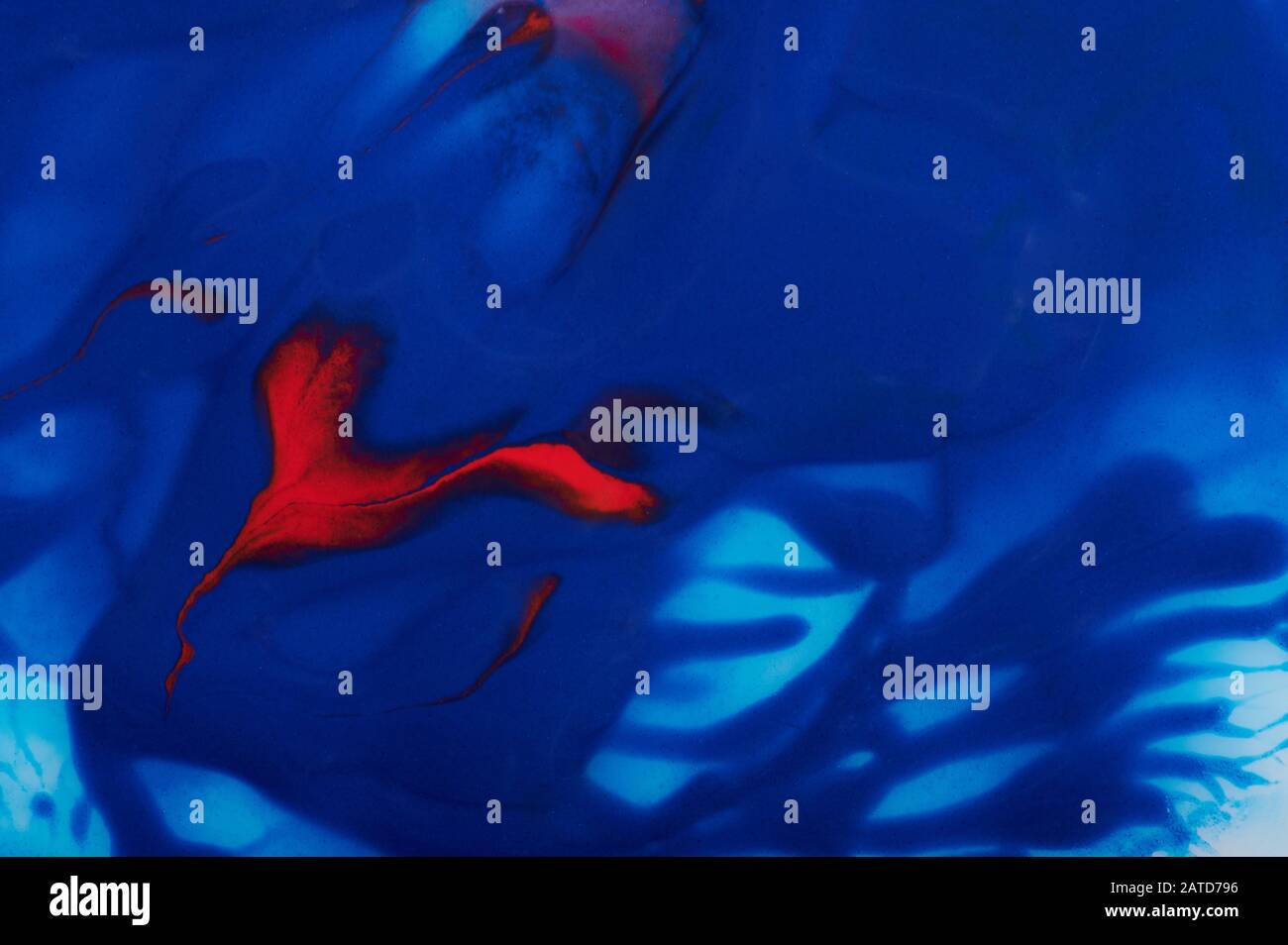 Fond de motif de peinture bleu avec vue rapprochée des tourbillons rouges Banque D'Images