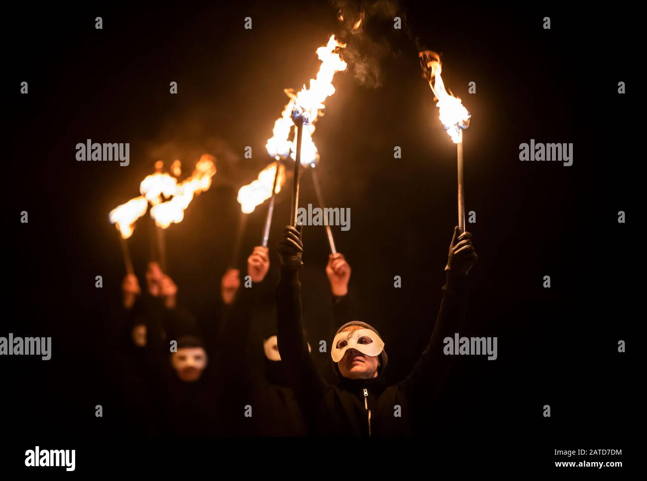 Artistes du feu pendant le Marsden Imbolc Fire Festival dans le Yorkshire. Photo PA. Date De L'Image: Samedi 1er Février 2020. Imbolc est un festival païen marquant la Saint Brigid's Day et la fin de l'hiver. Au cours du festival Jack Frost et de la bataille de l'Homme Vert pour la suprématie dans un jeu de momers symbolisant le triomphe du printemps sur l'hiver. Crédit photo devrait lire: Danny Lawson/PA Fil Banque D'Images