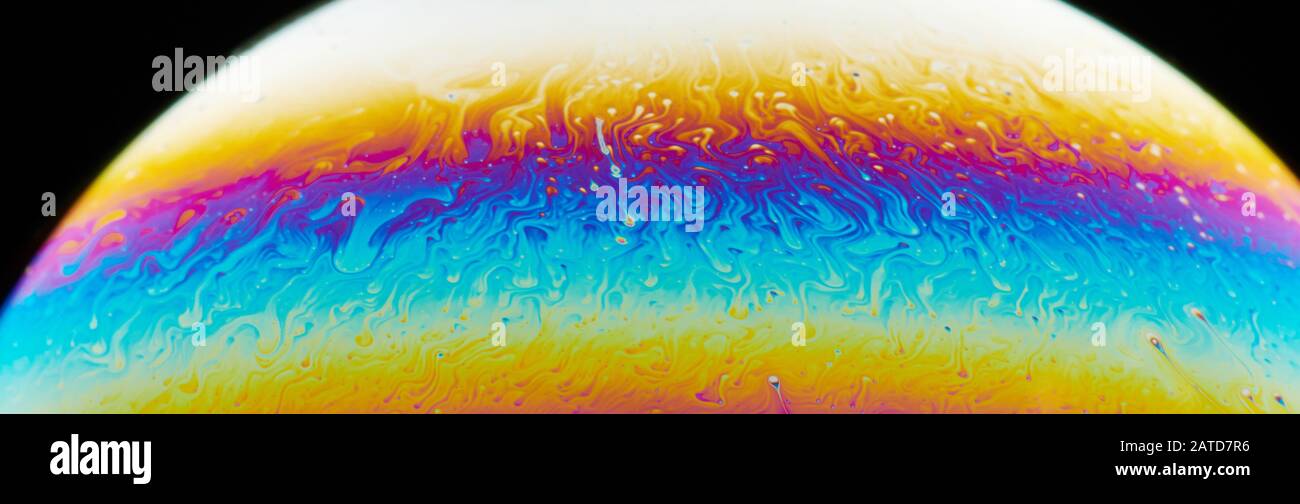 Vue rapprochée de la bulle de savon de couleur liquide bleu et jaune Banque D'Images