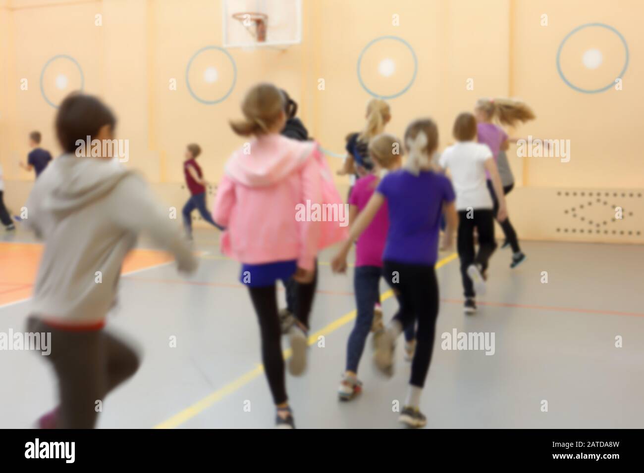 Cours de gym dans une école. Image délocalisée Banque D'Images