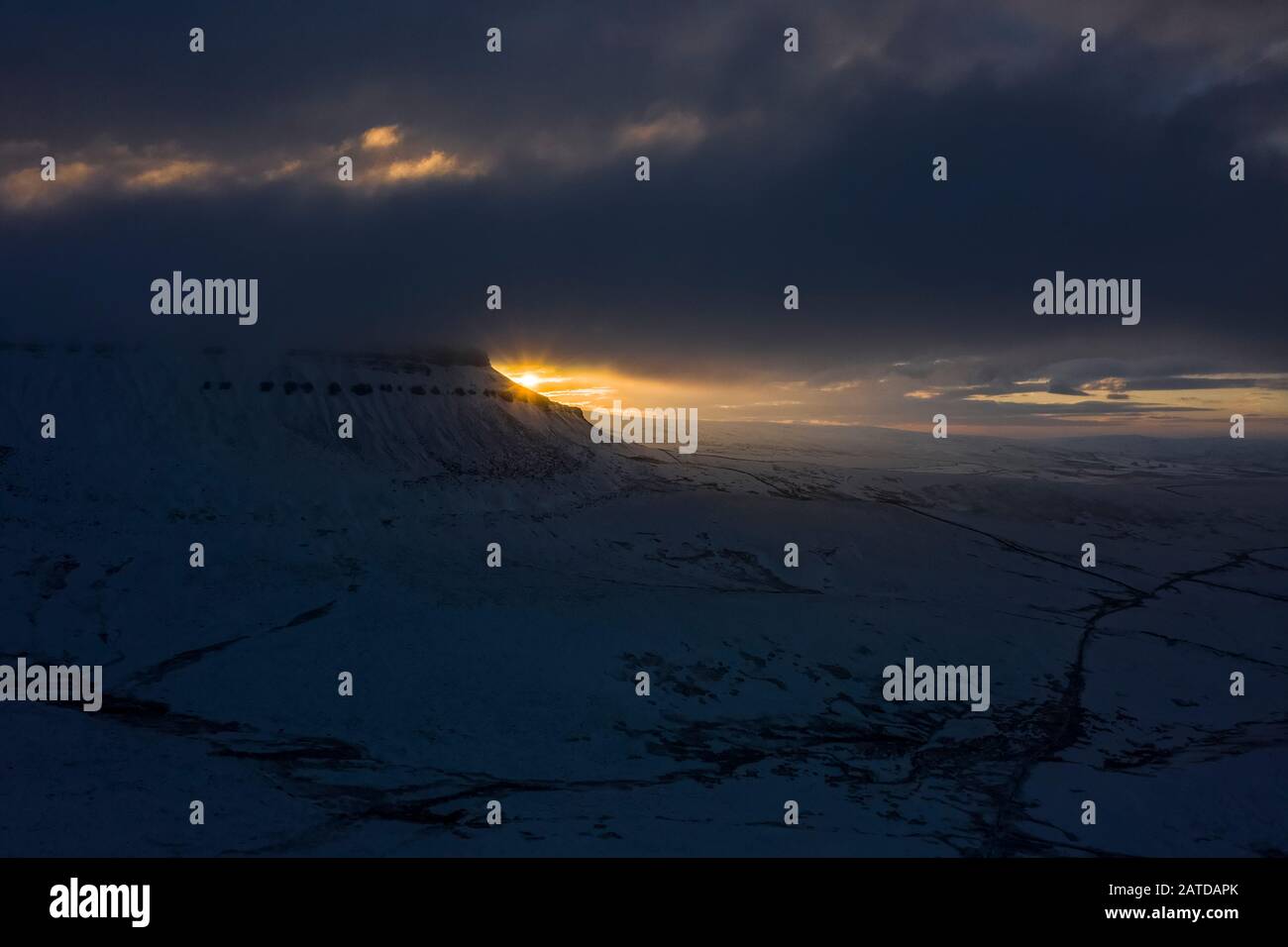 Un lever de soleil sur Penyghent, Pen-y-gand ou Penyghent dans le Yorkshire Dales, Angleterre Banque D'Images