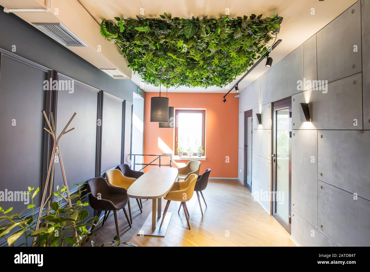 Café ou café dans un style écologique, plafond vert Banque D'Images