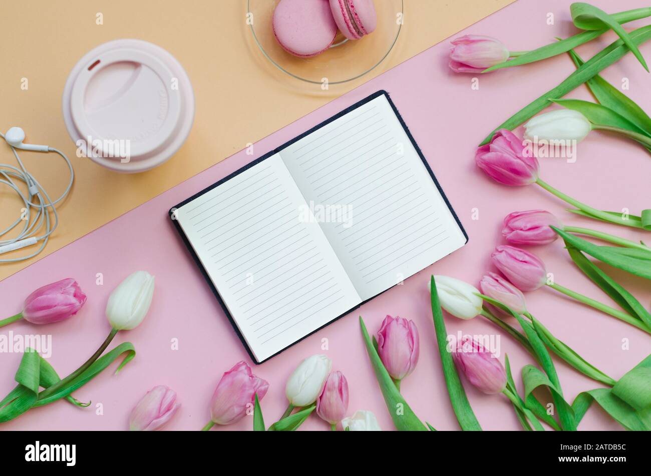 Bloc-notes avec liste de souhaits pour les plans futurs. Composition plat avec fleurs, bloc-notes, une tasse de café et des bonbons Banque D'Images