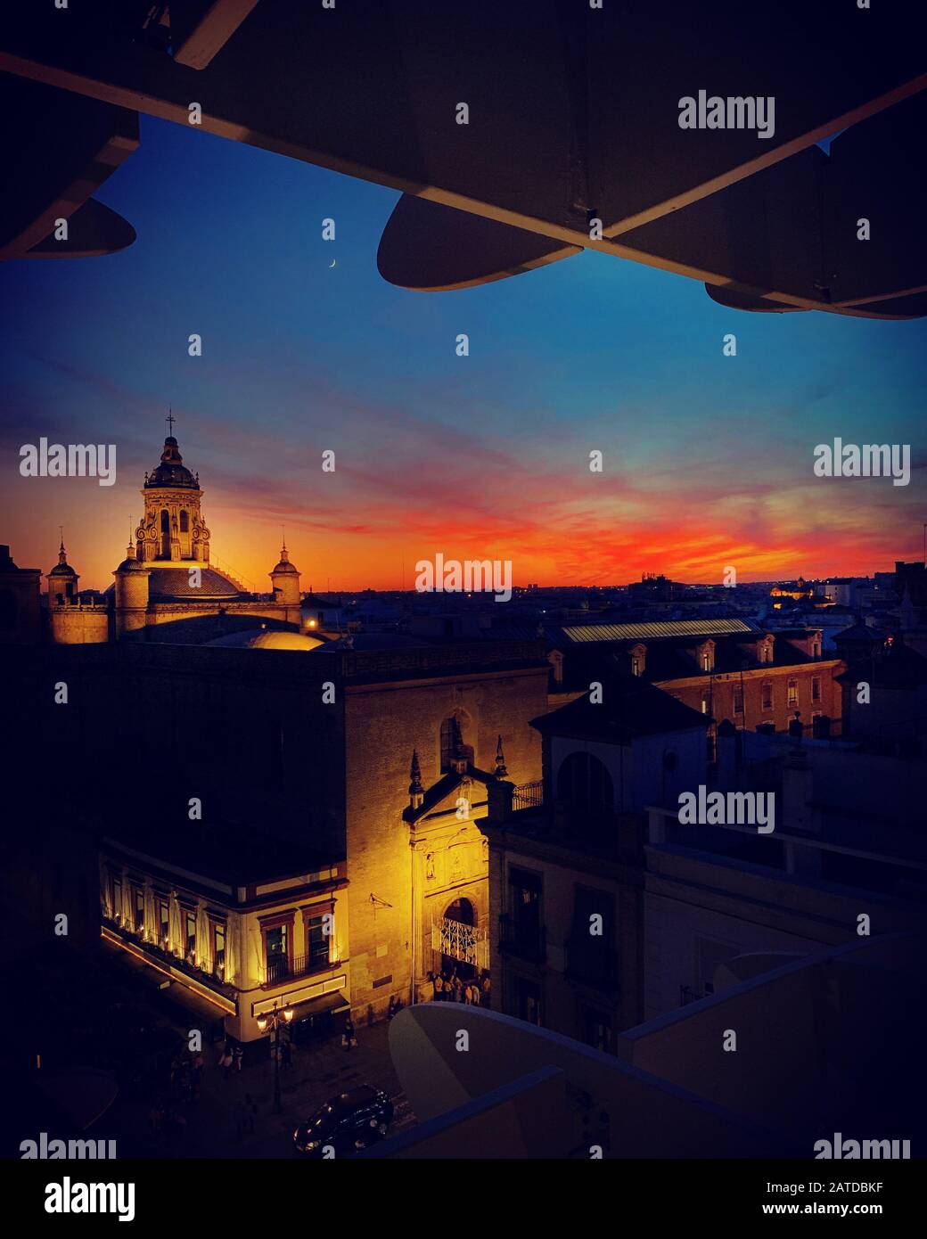 Vue aérienne de la Plaza de la Encarnacion au coucher du soleil, Séville, Espagne Banque D'Images