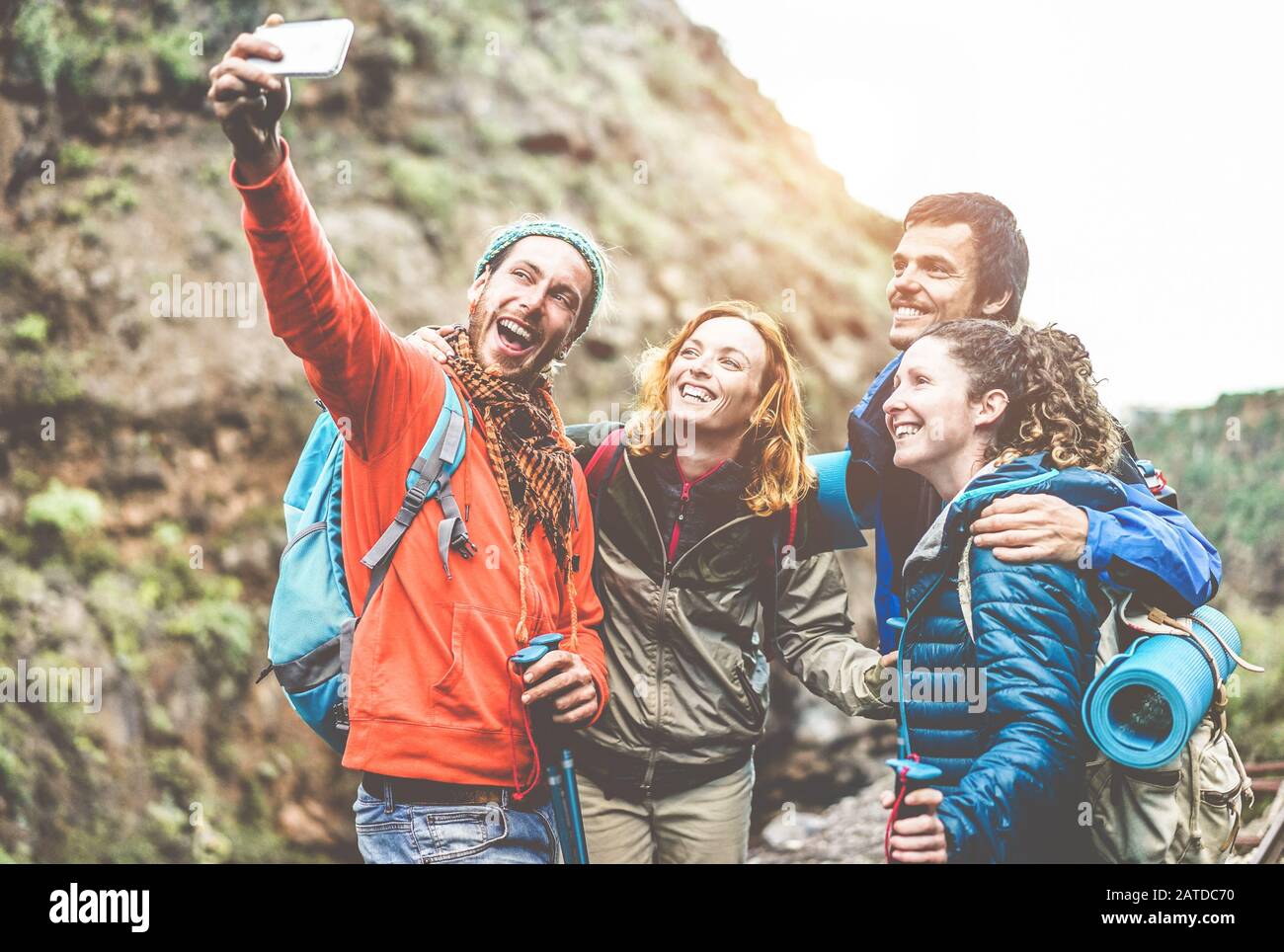 Des randonneurs heureux de faire l'histoire de selfie instagram avec smartphone - des gens de sport qui s'amusent avec les tendances technologiques dans la nature - un style de vie sain, Voyage A. Banque D'Images