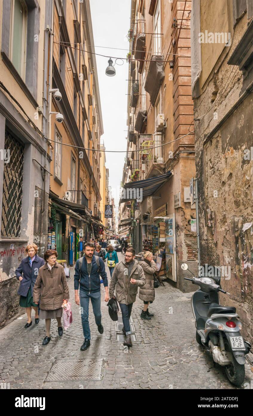 Passage à La Via San Biaggio dei Librai, rue du quartier Centro Storico, Naples, Campanie, Italie Banque D'Images