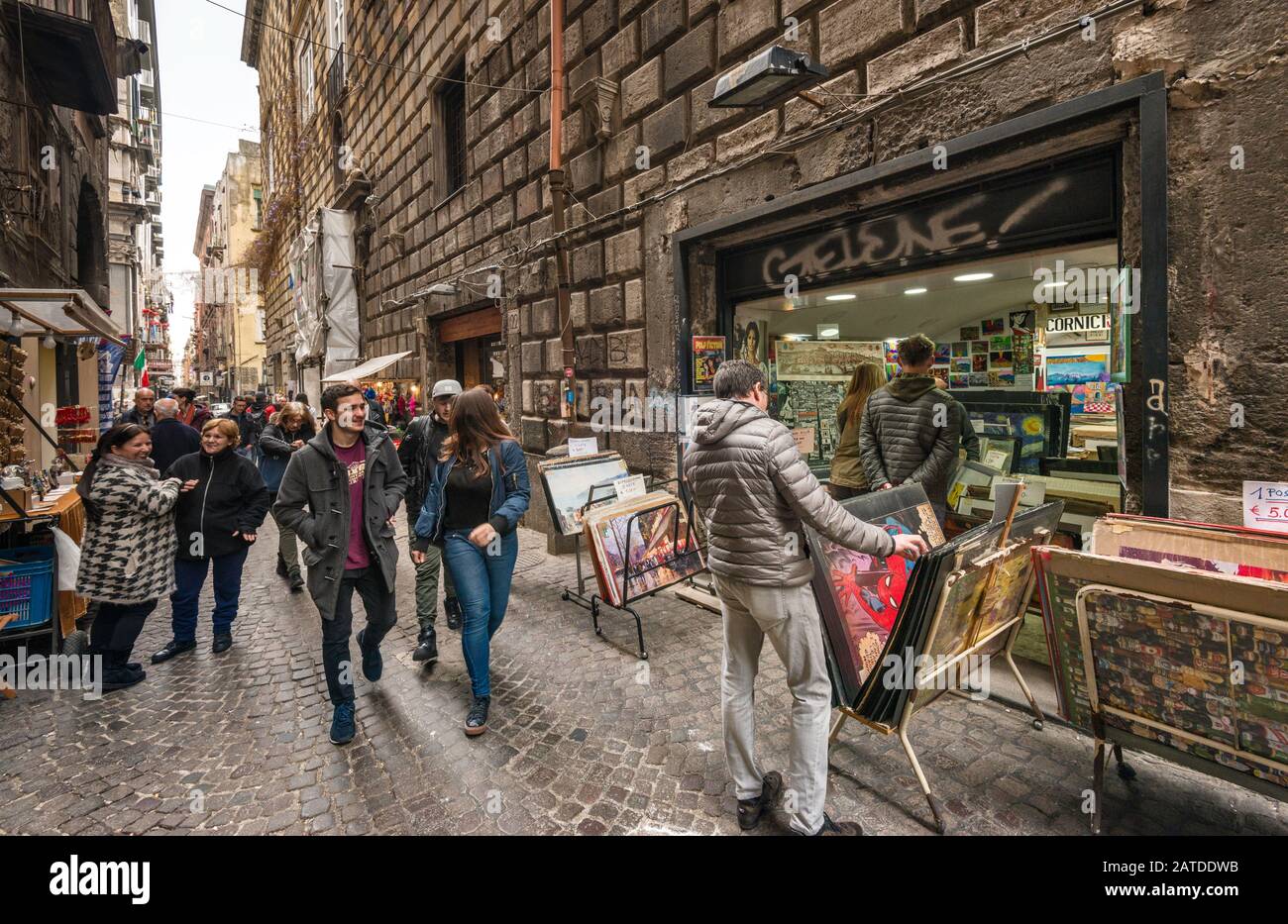 Passants, stand de l'affiche, sur la Via San Biaggio dei Librai, dans la rue, quartier Centro Storico Naples, Campanie, Italie Banque D'Images