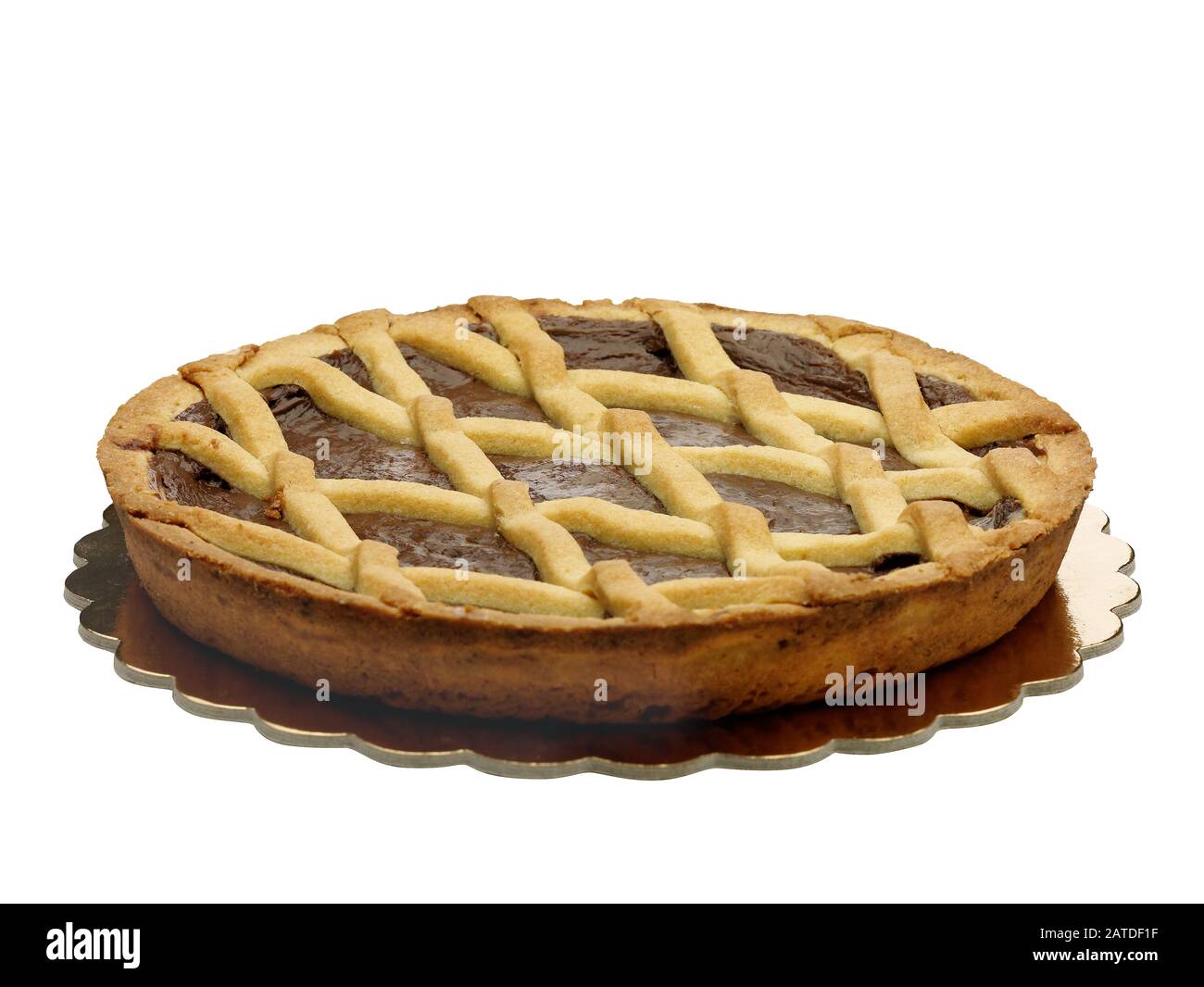 Tarte au chocolat isolée sur vue de trois quarts d'angle blanche Banque D'Images