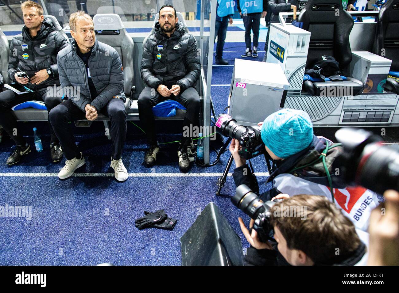 FIRO: 31.01.2020, football, 1.Bundesliga, saison 2019/2020, Hertha BSC Berlin - FC Schalke 04 entraîneur Jurgen Klinsmann (Hertha BSC Berlin) et co-entraîneur Alexander Nouri (Hertha BSC Berlin) avant le match sur le banc. Portrait | utilisation dans le monde entier Banque D'Images