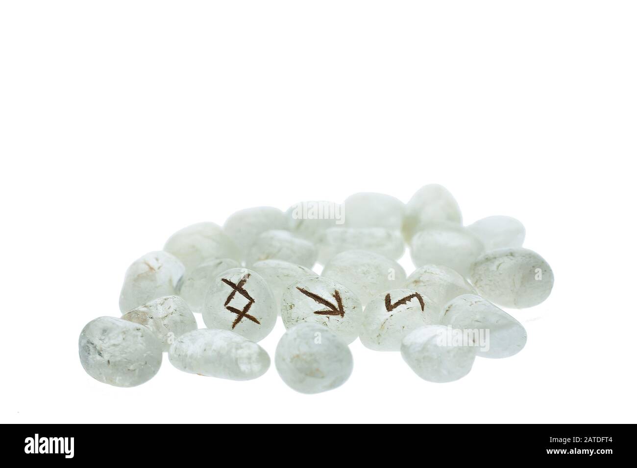 Groupe de runes cristallin isolé sur fond blanc Banque D'Images