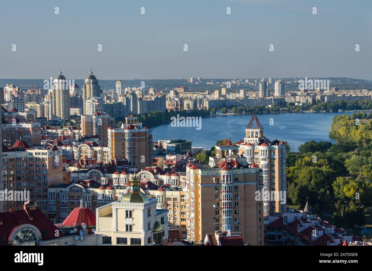 Vue aérienne sur la rivière Dnepr dans le quartier verdoyant d'Obolon de la ville de Kiev.Flying drone caméra shot.Magnifique nature sud-européenne en journée ensoleillée Banque D'Images