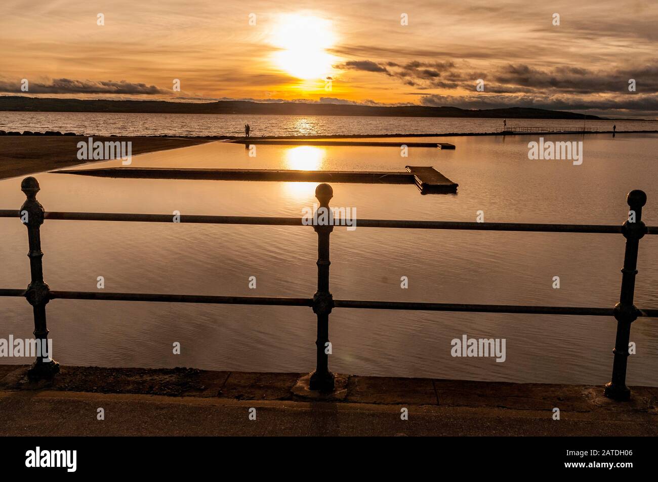 Lac marin West Kirby au coucher du soleil. Silhouette Banque D'Images