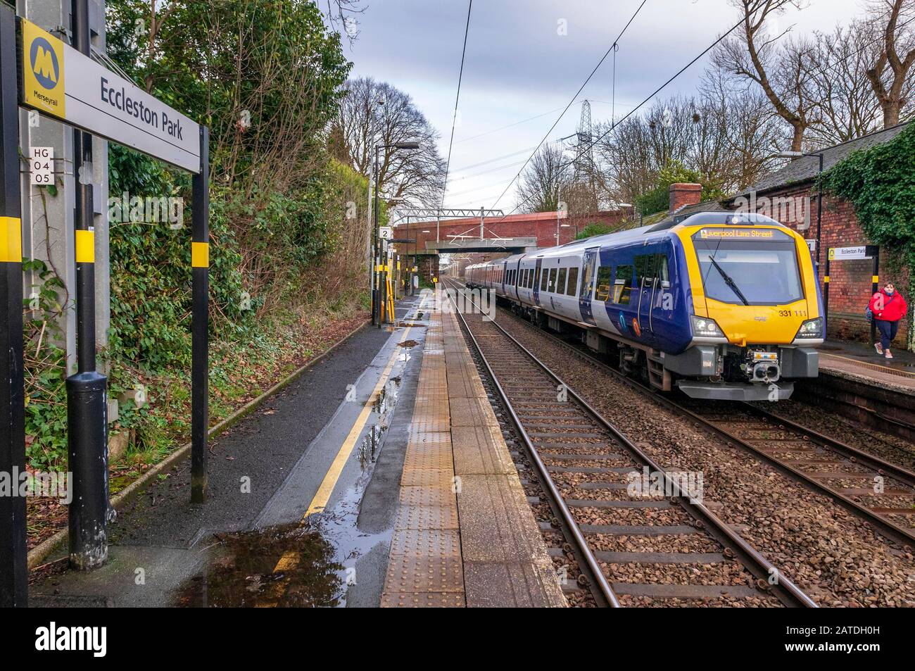 Gare d'Eccleston Park. Gare d'Eccleston Park, St.Helens. Train électrique classe 331. UEM Banque D'Images