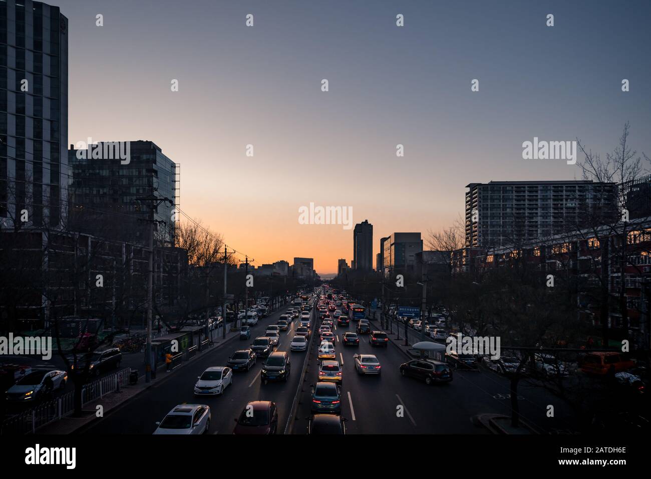 Beijing, Chine - 25 décembre 2018 : trafic lourd dans une rue de Pékin qui produit beaucoup de pollution atmosphérique. Banque D'Images