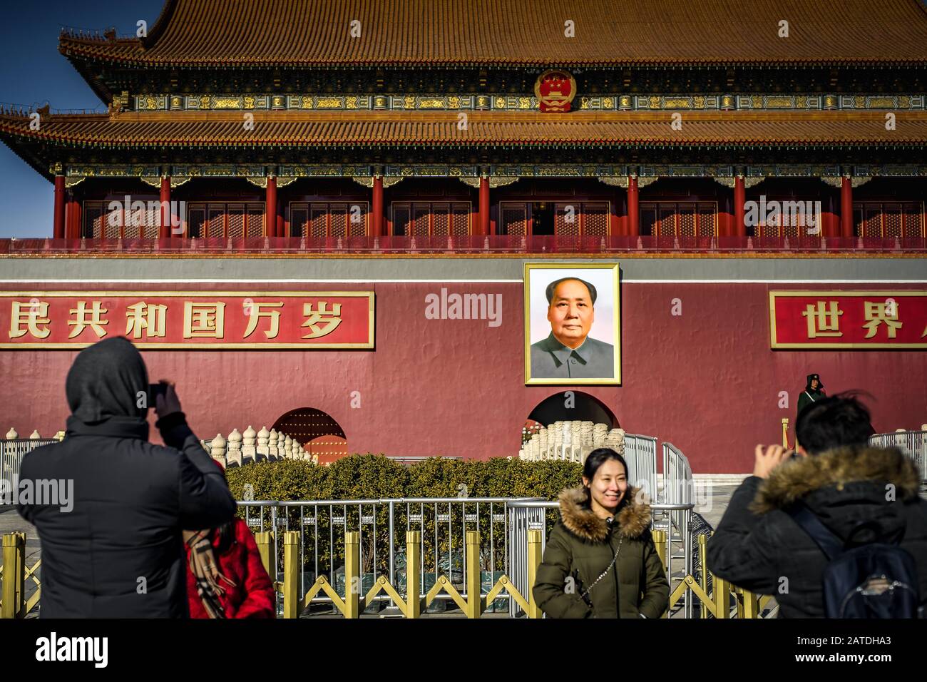 Beijing, Chine - 29 décembre 2018: Les Chinois prennent des photos devant la porte de Tiananmen de la Cité Interdite. Banque D'Images