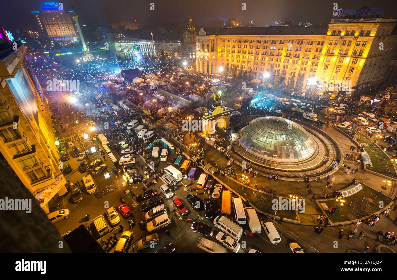 Une foule folle sur la place occupante Maïdan qui s'est déplacé sur la demostration pendant deux semaines de protestation anti-gouvernementale le 16 décembre 2013 à Kiev, en Ukraine. Banque D'Images