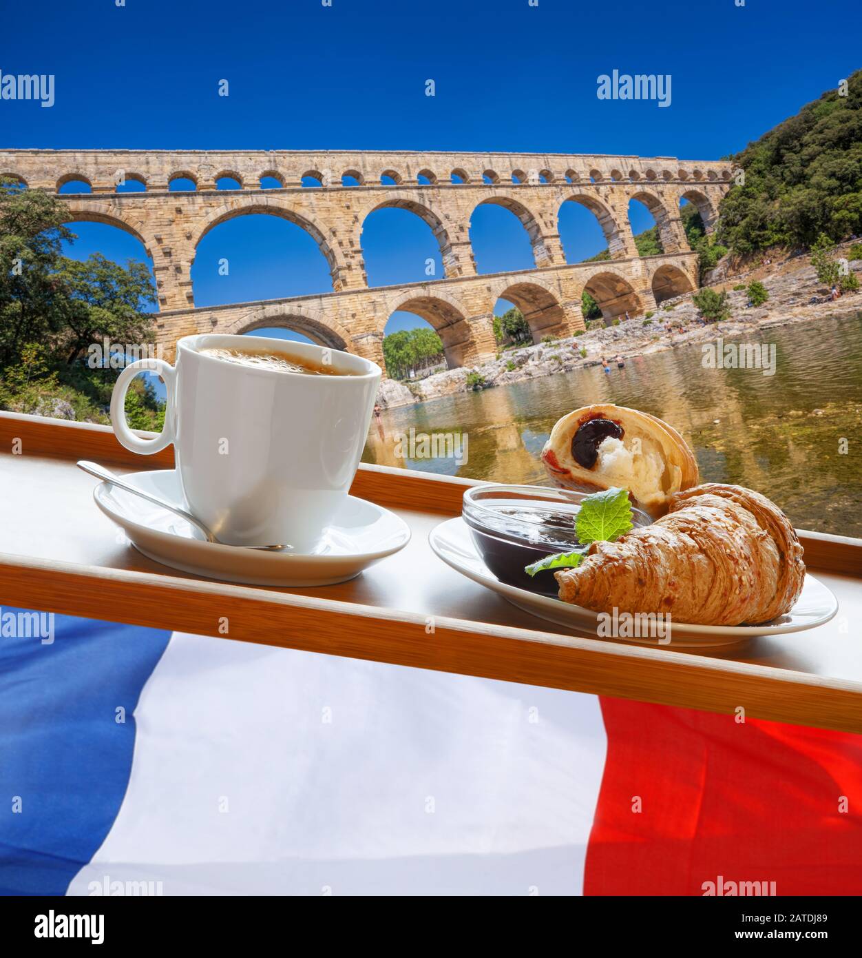 Le café avec croissants contre le Pont du Gard est un ancien aqueduc romain en Provence, France Banque D'Images