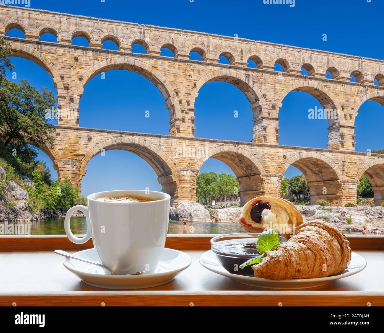 Le café avec croissants contre le Pont du Gard est un ancien aqueduc romain en Provence, France Banque D'Images