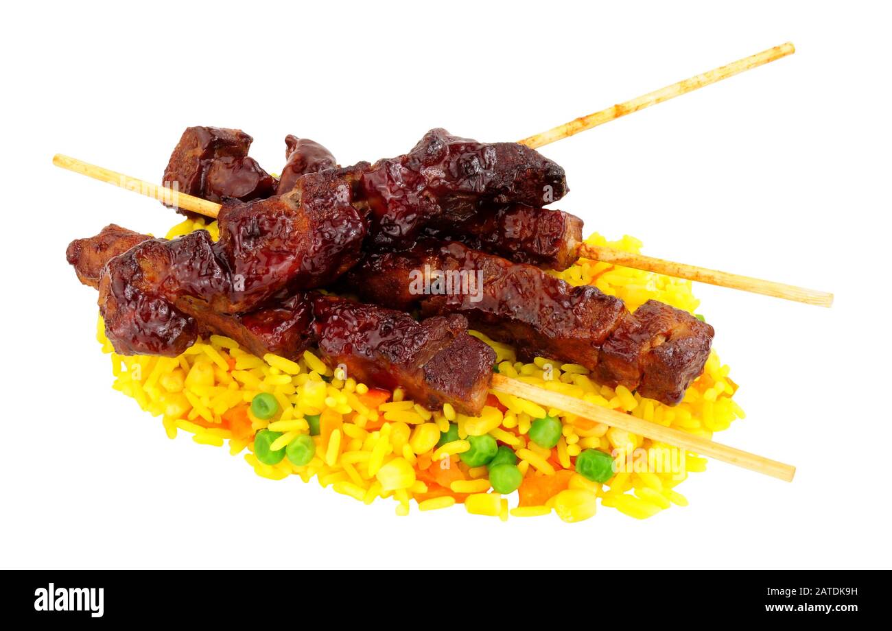 Brochettes de porc collantes et riz végétal isolées sur fond blanc Banque D'Images