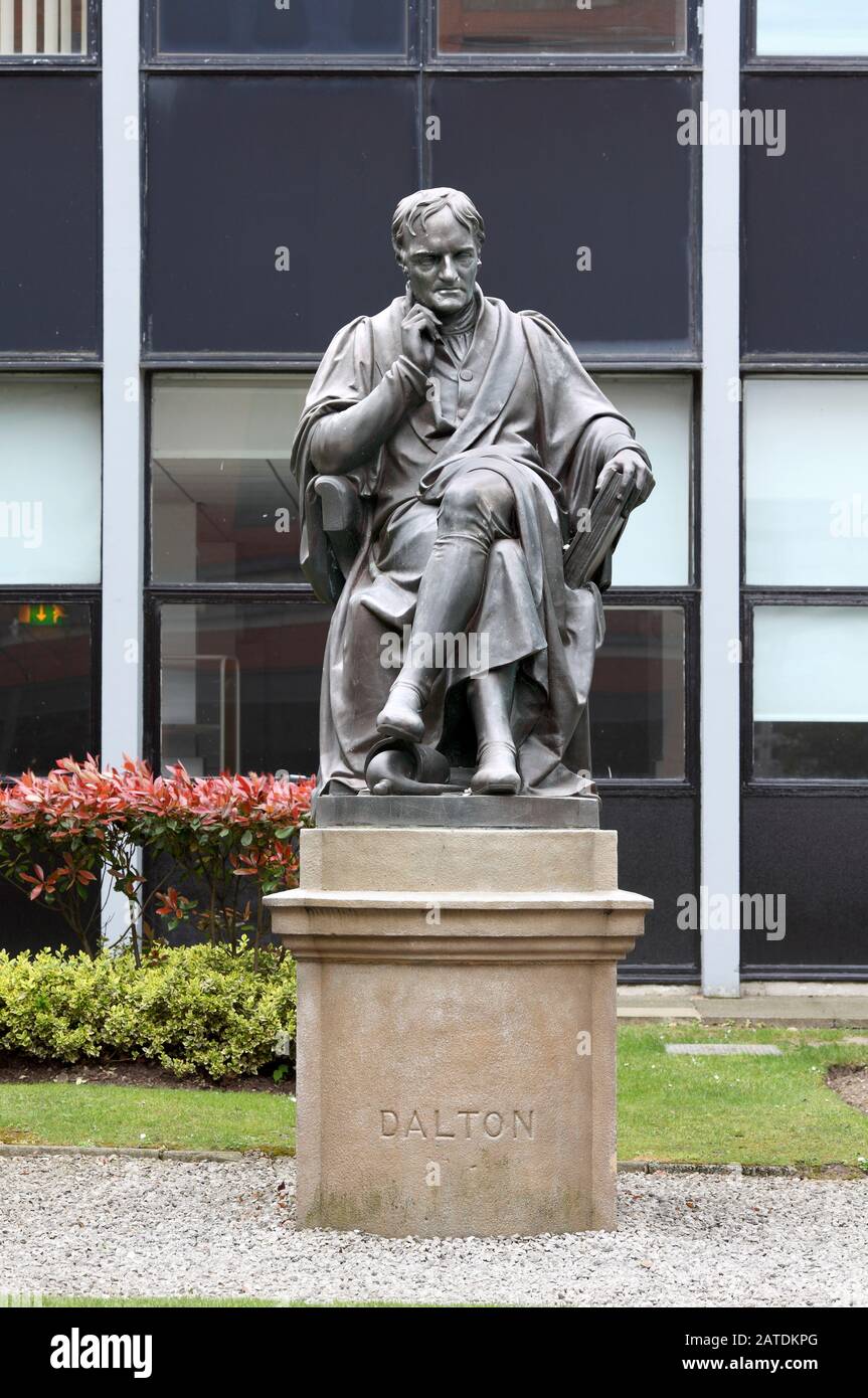 Statue de bronze de John Dalton, par William Theed, à l'extérieur de la Metropolitan University de Manchester, Chester St. Manchester. Banque D'Images