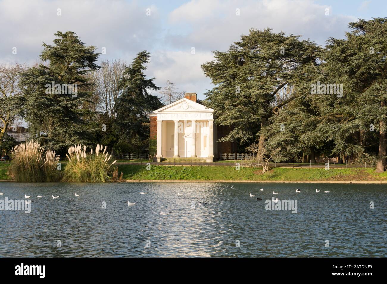 Gunnersbury Park Temple Et Round Pond, Gunnersbury Park House, Popes Lane, Londres, Royaume-Uni Banque D'Images