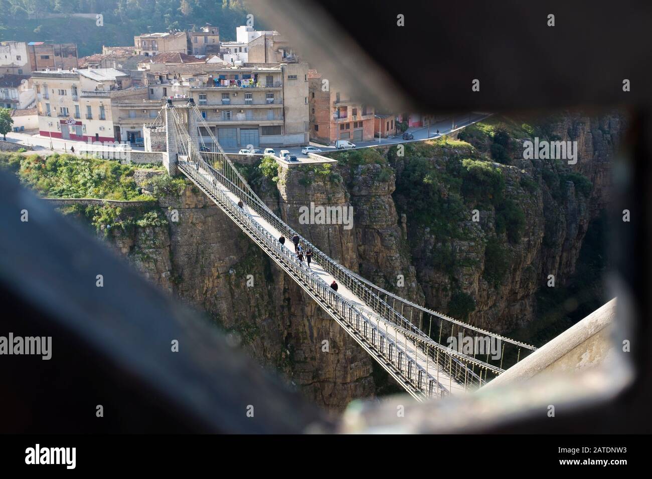 Les routes coupées dans les falaises relient les ponts suspendus du côté opposé de la gorge à Constantine, Ville des ponts, Algérie. Banque D'Images
