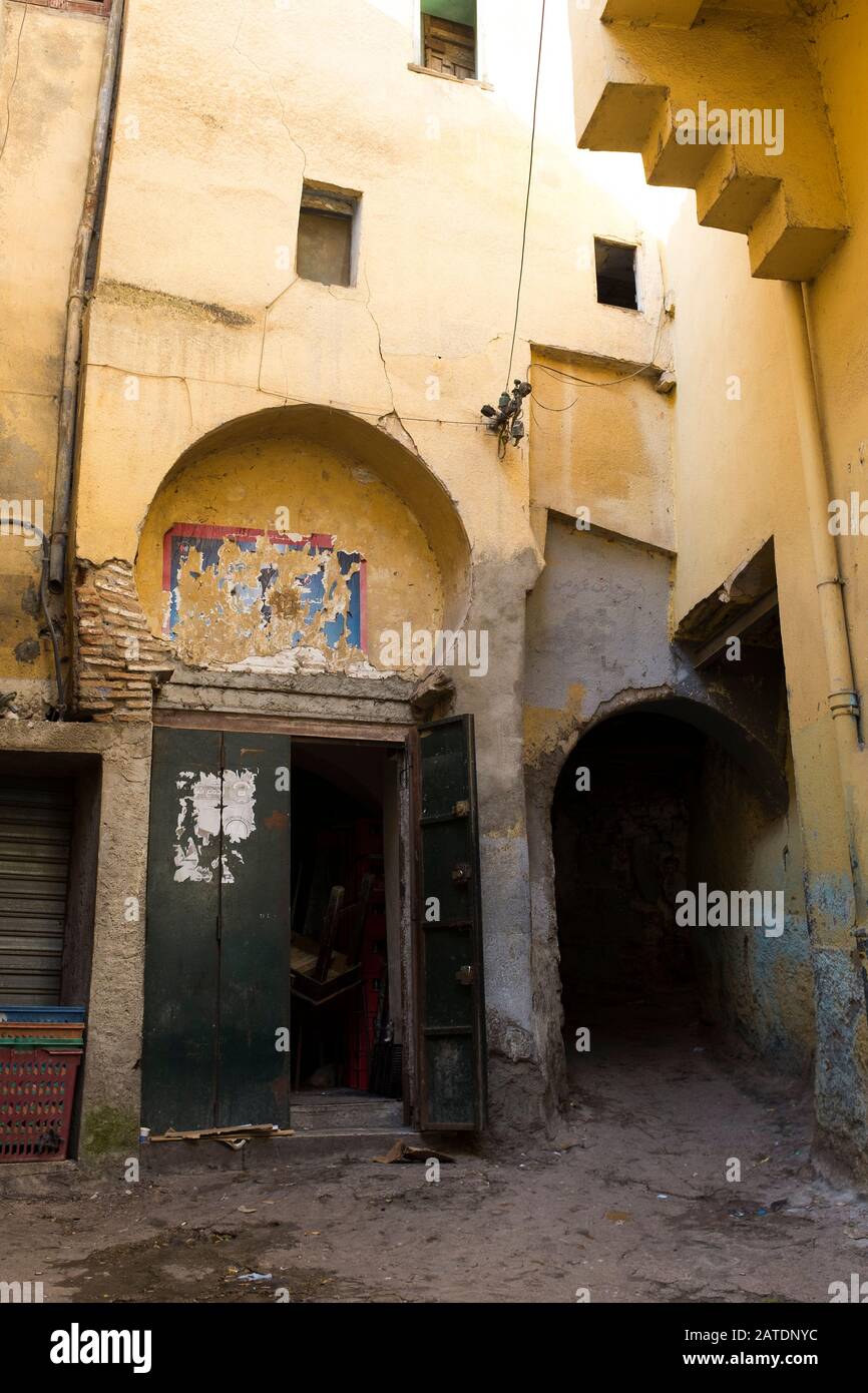 Descendez les ruelles étroites de la médina et de la casbah dans l'ancienne ville de Constantin dans le nord de l'Algérie. Banque D'Images