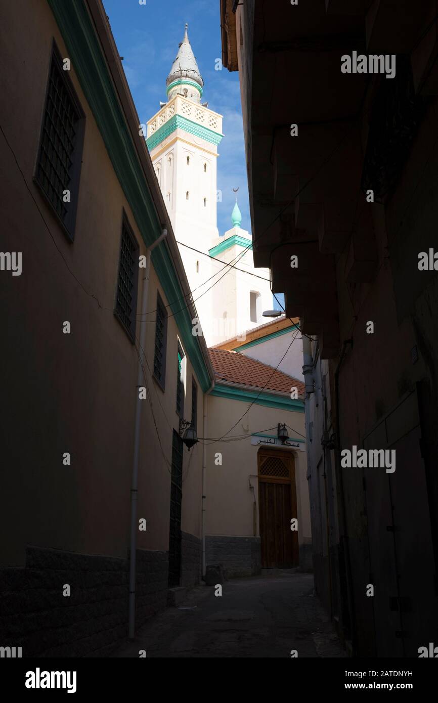 Descendez les ruelles étroites de la médina et de la casbah dans l'ancienne ville de Constantin dans le nord de l'Algérie. Banque D'Images