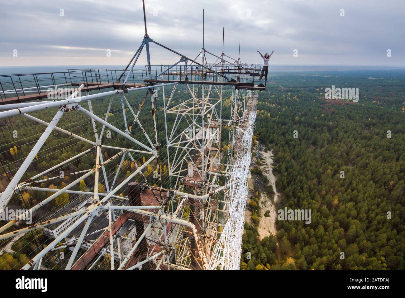 Vue depuis le sommet du système radar abandonné de Duga dans la zone d'exclusion de Tchernobyl, en Ukraine, à l'automne Banque D'Images