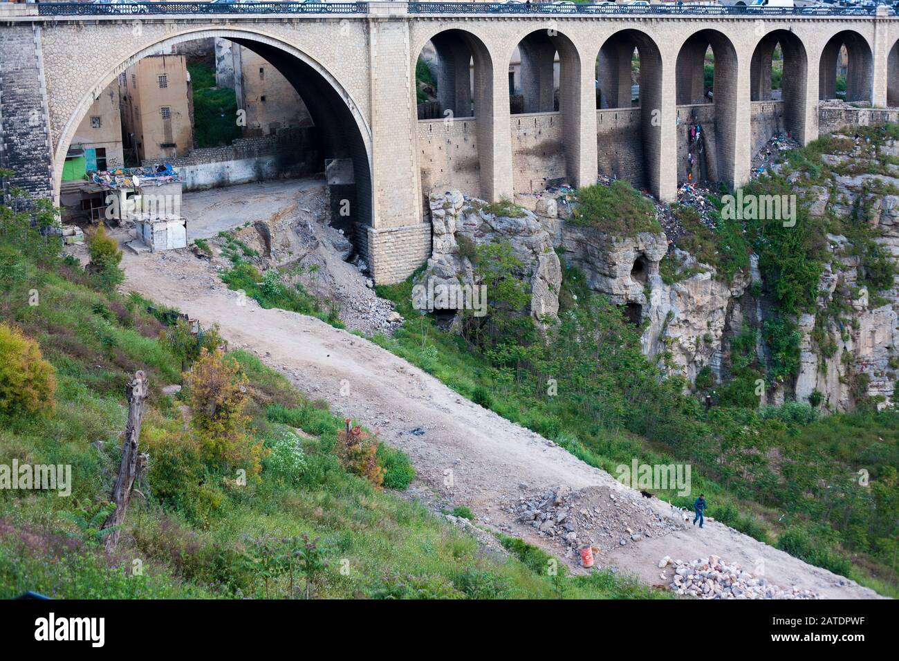 Les ponts reliant les deux côtés de la gorge à la casbah sont une caractéristique célèbre de Constantin, une ville ancienne dans le nord de l'Algérie. Banque D'Images