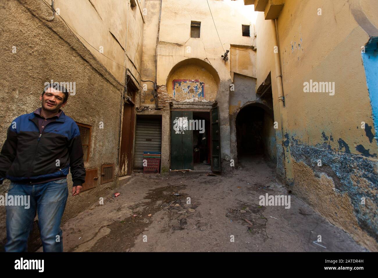 Descendez les ruelles étroites et les rues de la médina de Constantin, une ville ancienne au nord de l'Algérie. Banque D'Images