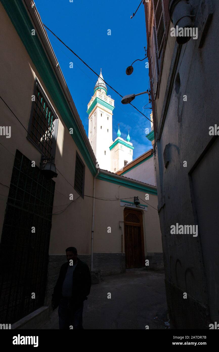 Descendez les ruelles étroites et les rues de la médina de Constantin, une ville ancienne au nord de l'Algérie. Banque D'Images