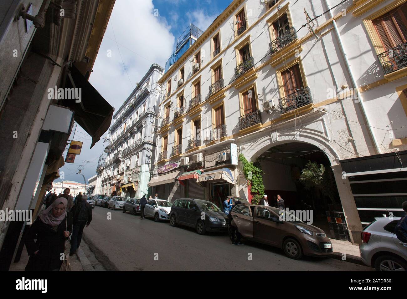 Descendez les ruelles étroites et les rues de la médina de Constantin, une ville ancienne au nord de l'Algérie. Banque D'Images
