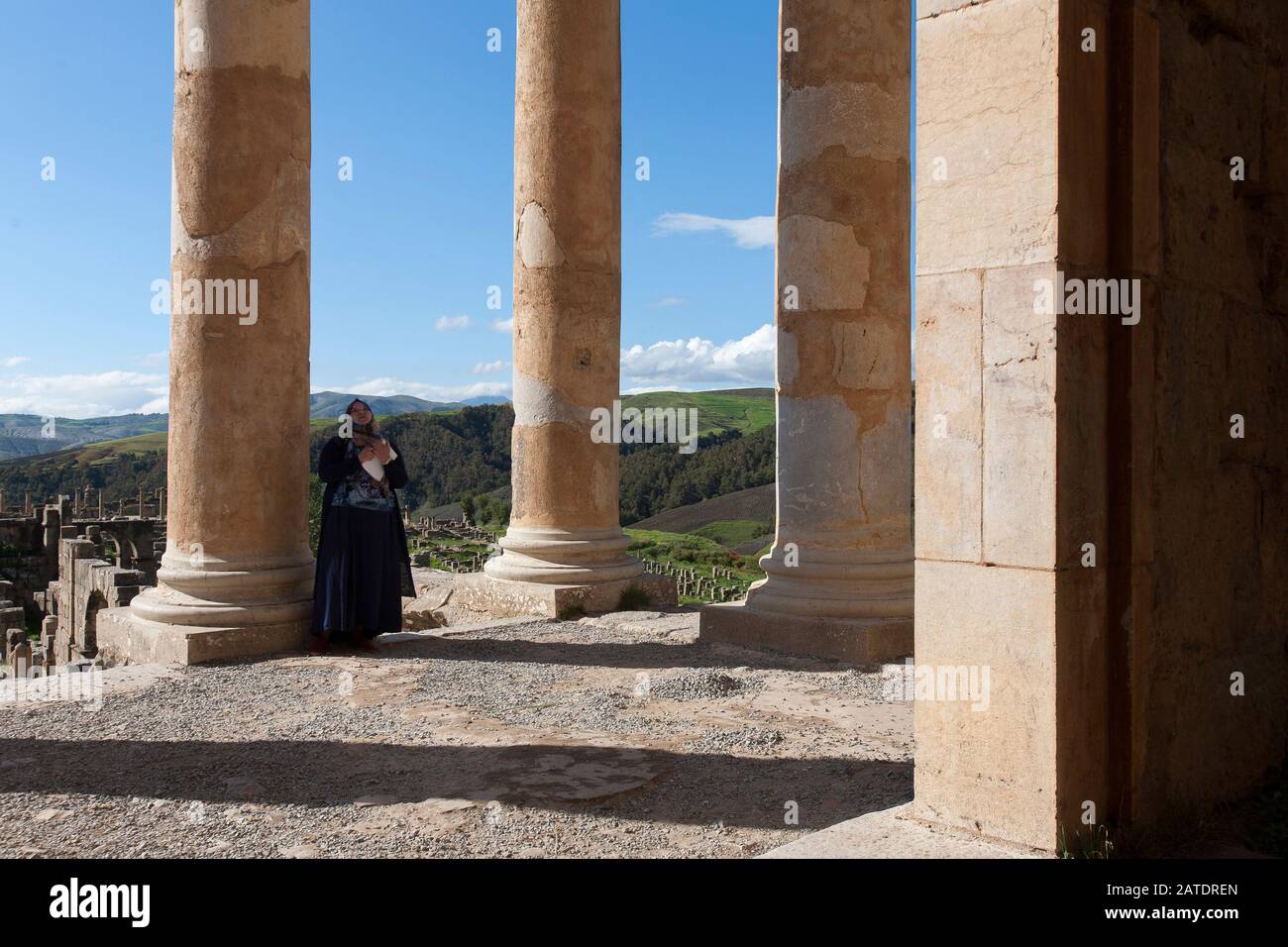 Temple de Sptimius Severus dans les ruines romaines anciennes de Djemilla, site classé au patrimoine mondial de l'UNESCO dans le nord de l'Algérie, près de Setif. Banque D'Images