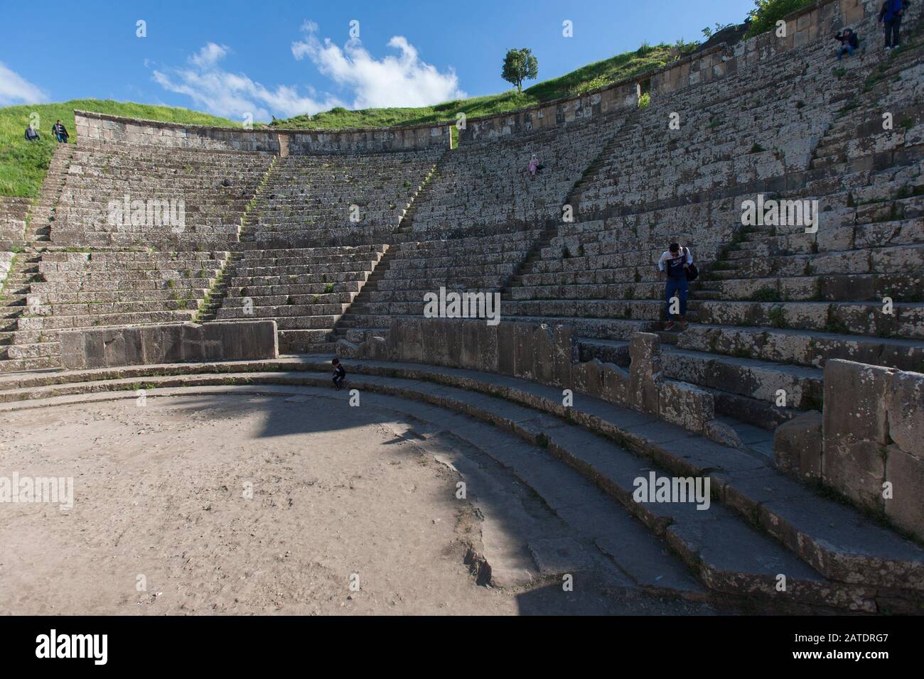 L'amphithéâtre des ruines romaines anciennes de Djemilla, site classé au patrimoine mondial de l'UNESCO dans le nord de l'Algérie. Près de Setif.. Banque D'Images
