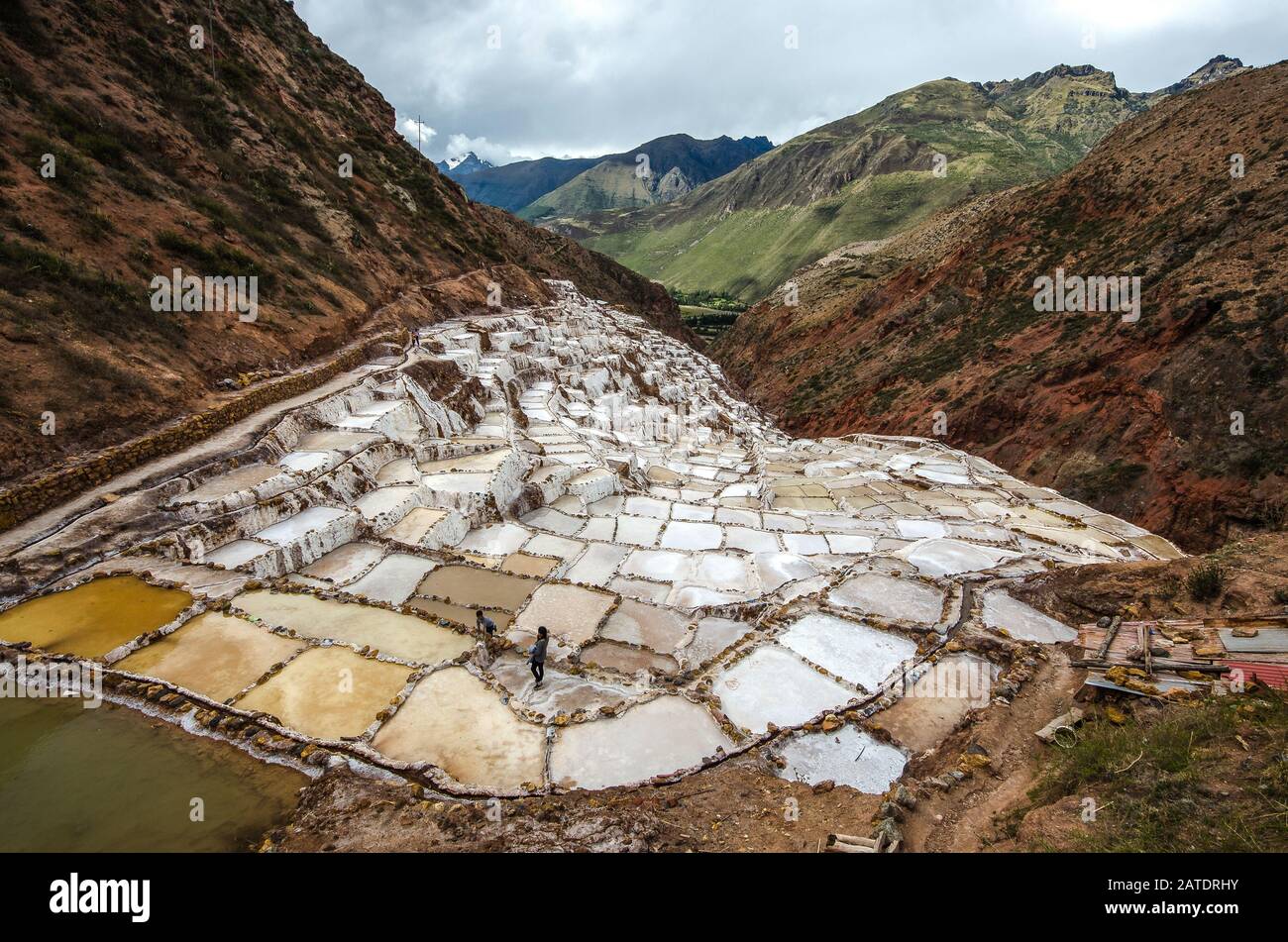 Vue pittoresque sur les terrasses de Salinas de Maras, au Pérou. Sel mine naturelle. Inca Salt casseroles à Maras, près de Cuzco dans la Vallée Sacrée, au Pérou Banque D'Images